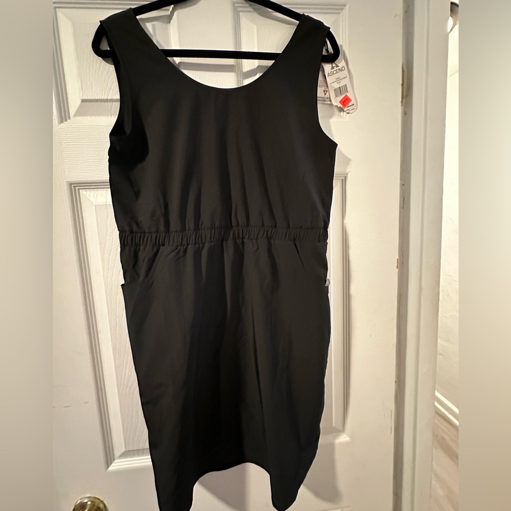 Sports dress! Black with pockets and a breathable material!